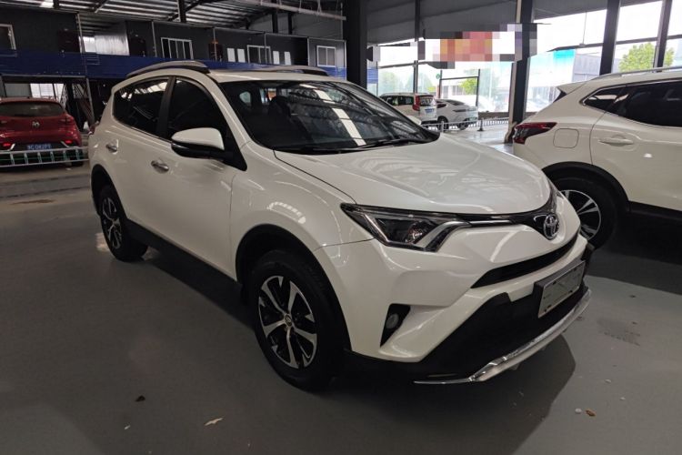 Used Toyota RAV4 2016 2.0L CVT Two-Wheel Drive Fashion Edition China V Standard Front Right 45 Deg