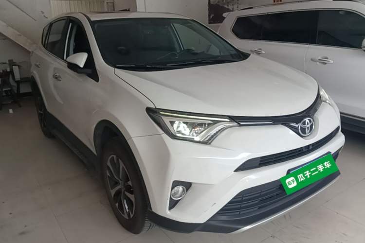 Used Toyota RAV4 2016 2.0L CVT Two-Wheel Drive Smart Edition China V Standard Front Right 45 Deg