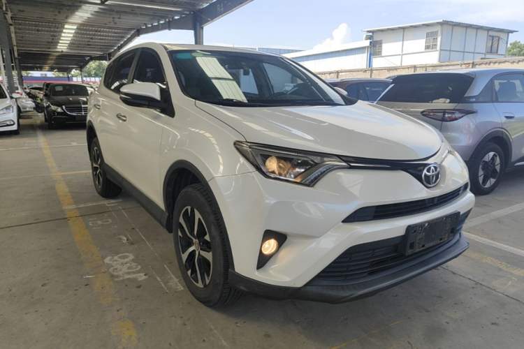 Used Toyota RAV4 2016 2.0L CVT Two-Wheel Drive Fashion Edition China V Standard Front Right 45 Deg