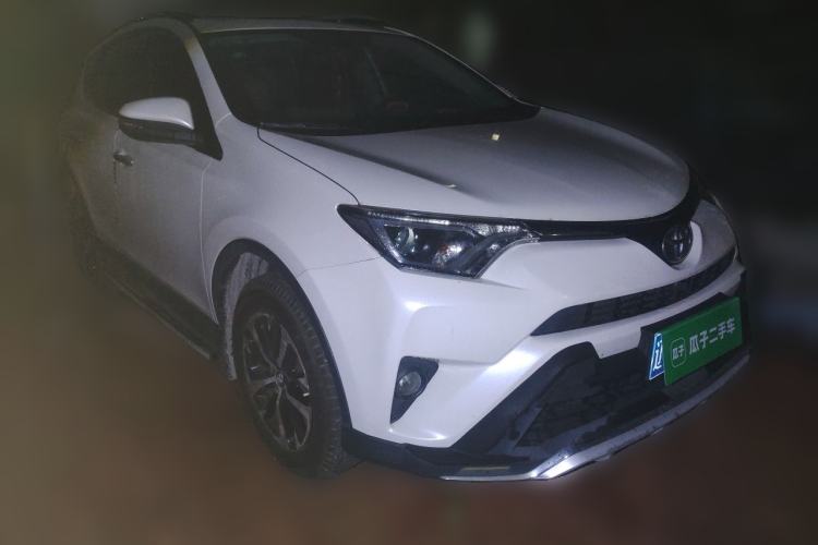 Used Toyota RAV4 2016 2.0L CVT Two-Wheel Drive Fashion Edition China V Standard Front Right 45 Deg