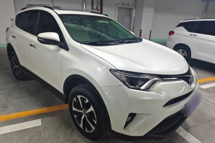 Used Toyota RAV4 2016 2.0L CVT Two-Wheel Drive Fashion Edition China V Standard Front Right 45 Deg