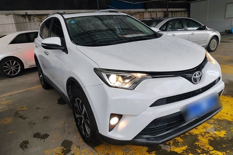 Used Toyota RAV4 2016 2.0L CVT Two-Wheel Drive Fashion Edition China V Standard Front Right 45 Deg