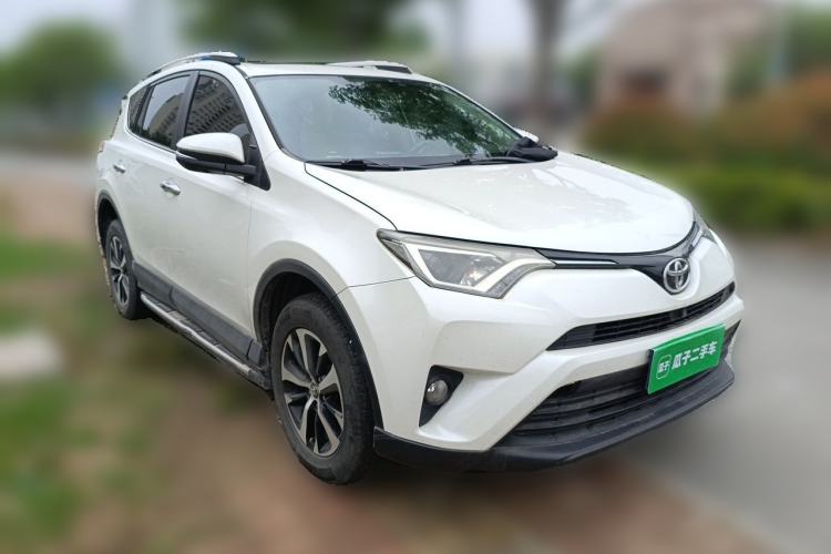 Used Toyota RAV4 2016 2.0L CVT Two-Wheel Drive Fashion Edition China V Standard Front Right 45 Deg