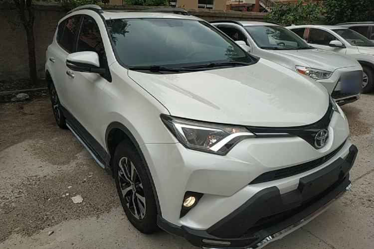 Used Toyota RAV4 2016 2.0L CVT Two-Wheel Drive Fashion Edition China V Standard Front Right 45 Deg
