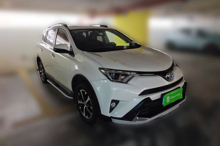 Used Toyota RAV4 2016 2.0L CVT Two-Wheel Drive Fashion Edition China V Standard Front Right 45 Deg