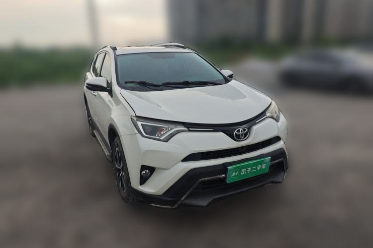 Used Toyota RAV4 2016 2.0L CVT Two-Wheel Drive Fashion Edition China V Standard Front Right 45 Deg