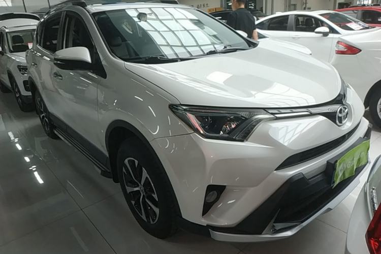 Used Toyota RAV4 2016 2.0L CVT Two-Wheel Drive Fashion Edition China V Standard Front Right 45 Deg