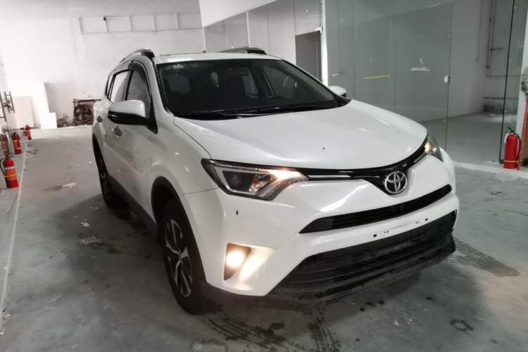 Used Toyota RAV4 2016 2.0L CVT Two-Wheel Drive Fashion Edition China V Standard Front Right 45 Deg