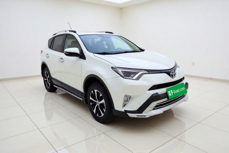 Used Toyota RAV4 2016 2.0L CVT Two-Wheel Drive Fashion Edition China V Standard Front Right 45 Deg
