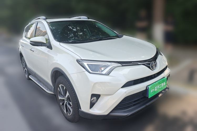 Used Toyota RAV4 2016 2.0L CVT Two-Wheel Drive Fashion Edition China V Standard Front Right 45 Deg