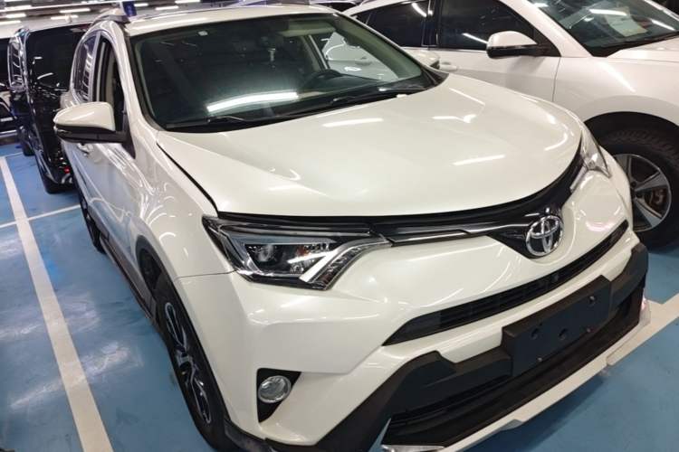 Used Toyota RAV4 2016 2.0L CVT Two-Wheel Drive Smart Edition China V Standard Front Right 45 Deg