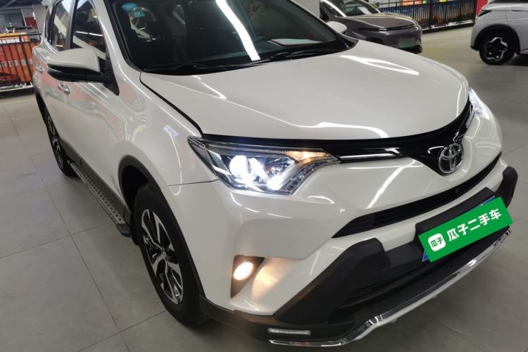 Used Toyota RAV4 2016 2.0L CVT Two-Wheel Drive Fashion Edition China V Standard Front Right 45 Deg