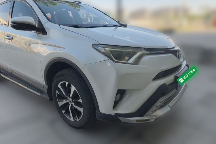 Used Toyota RAV4 2016 2.0L CVT Two-Wheel Drive Fashion Edition China V Standard Front Right 45 Deg