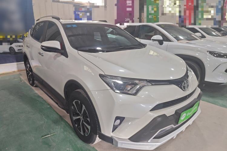 Used Toyota RAV4 2016 2.0L CVT Two-Wheel Drive Fashion Edition China V Standard Front Right 45 Deg