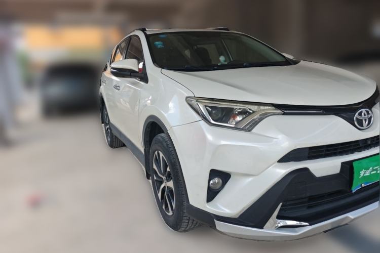 Used Toyota RAV4 2016 2.0L CVT Two-Wheel Drive Fashion Edition China V Standard Front Right 45 Deg
