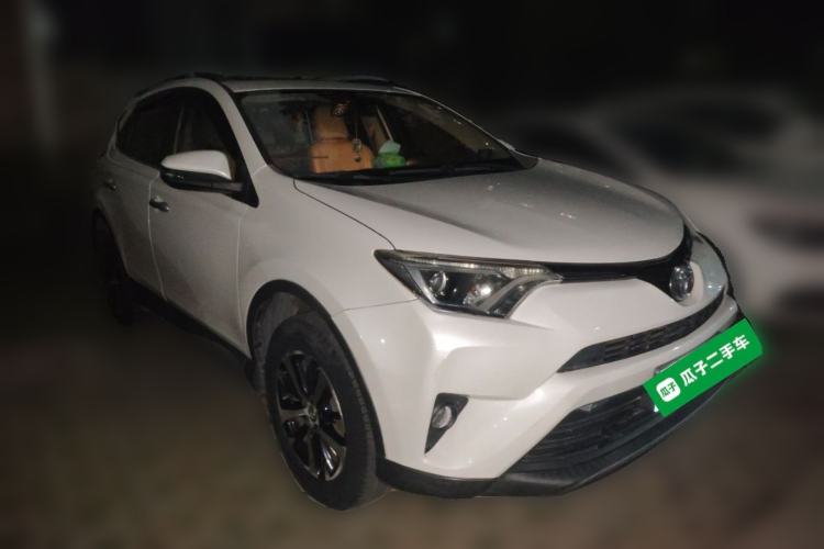 Used Toyota RAV4 2016 2.0L CVT Two-Wheel Drive Fashion Edition China V Standard Front Right 45 Deg