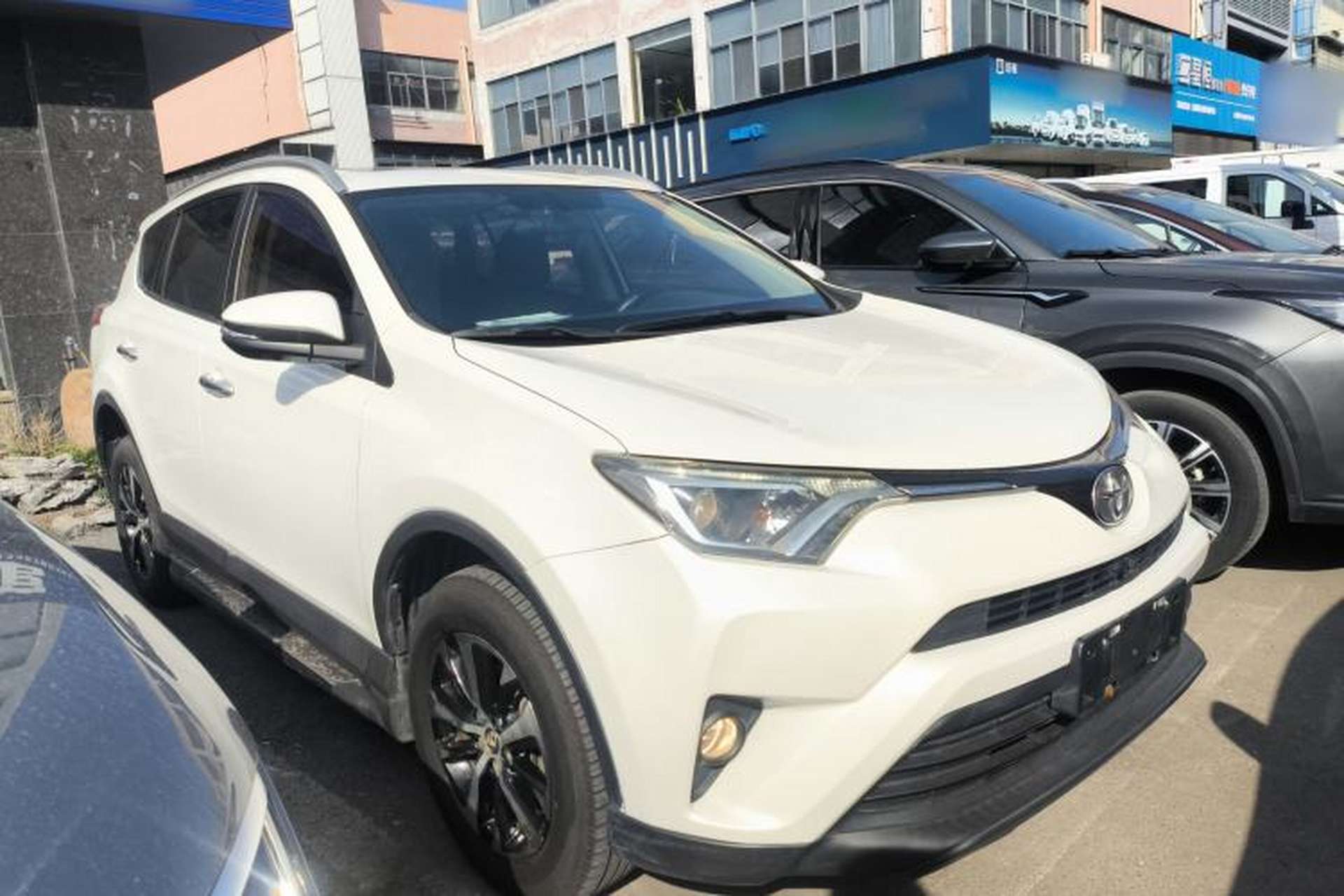 Used Toyota RAV4 2016 2.0L CVT Two-Wheel Drive Fashion Edition China V Standard Front Right 45 Deg