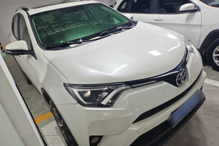 Used Toyota RAV4 2016 2.0L CVT Two-Wheel Drive Fashion Edition China V Standard Front Right 45 Deg