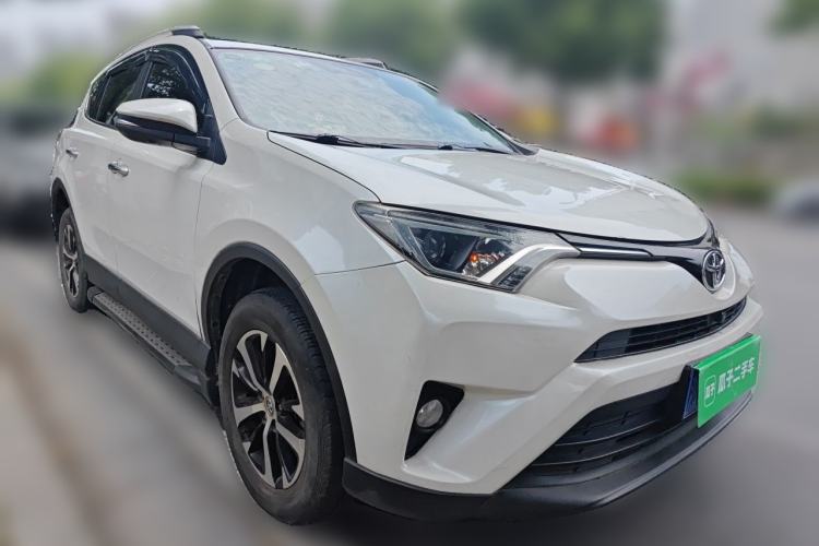 Used Toyota RAV4 2016 2.0L CVT Two-Wheel Drive Fashion Edition China V Standard Front Right 45 Deg