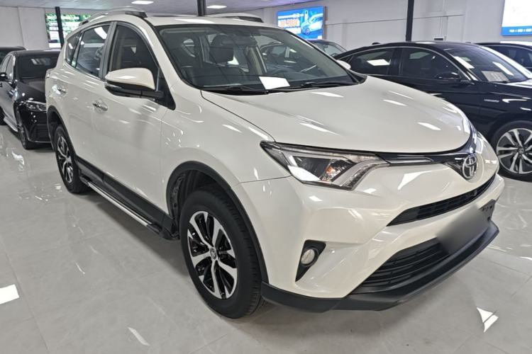 Used Toyota RAV4 2016 2.0L CVT Two-Wheel Drive Fashion Edition China V Standard Front Right 45 Deg