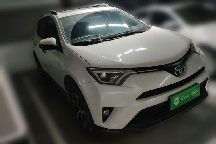 Used Toyota RAV4 2016 2.0L CVT Two-Wheel Drive Fashion Edition China V Standard Front Right 45 Deg