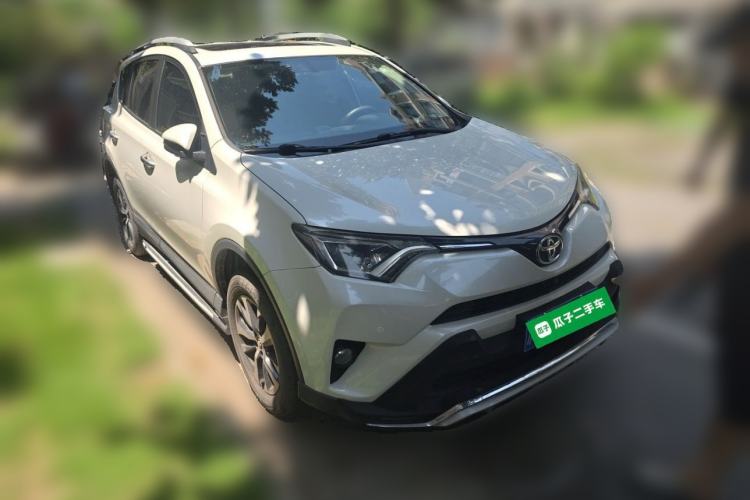 Used Toyota RAV4 2016 2.0L CVT Two-Wheel Drive Fashion Edition China V Standard Front Right 45 Deg