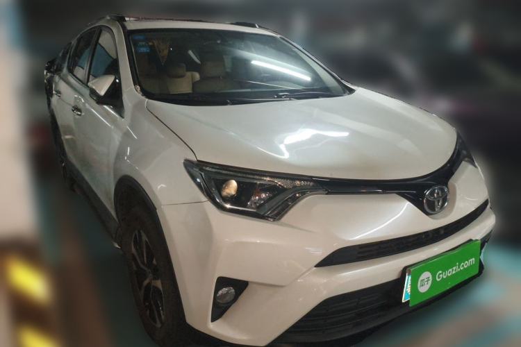 Used Toyota RAV4 2016 2.0L CVT Two-Wheel Drive Fashion Edition China V Standard Front Right 45 Deg