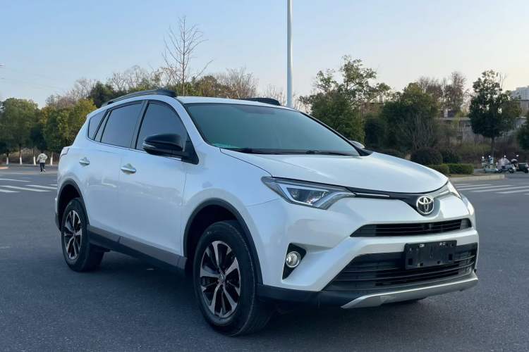 Used Toyota RAV4 2016 2.0L CVT Two-Wheel Drive Smart Edition China V Standard Front Right 45 Deg