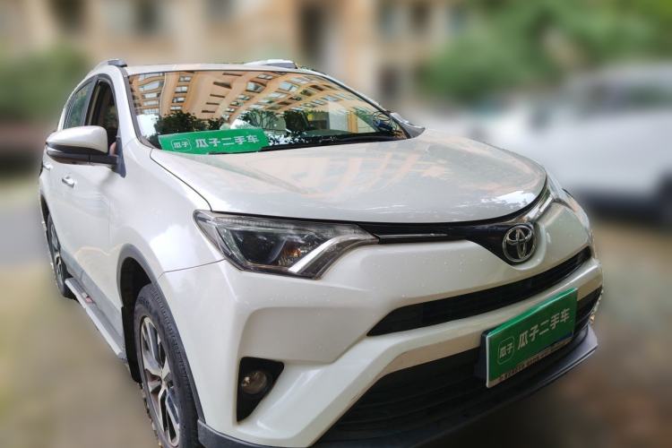 Used Toyota RAV4 2016 2.0L CVT Two-Wheel Drive Fashion Edition China V Standard Front Right 45 Deg