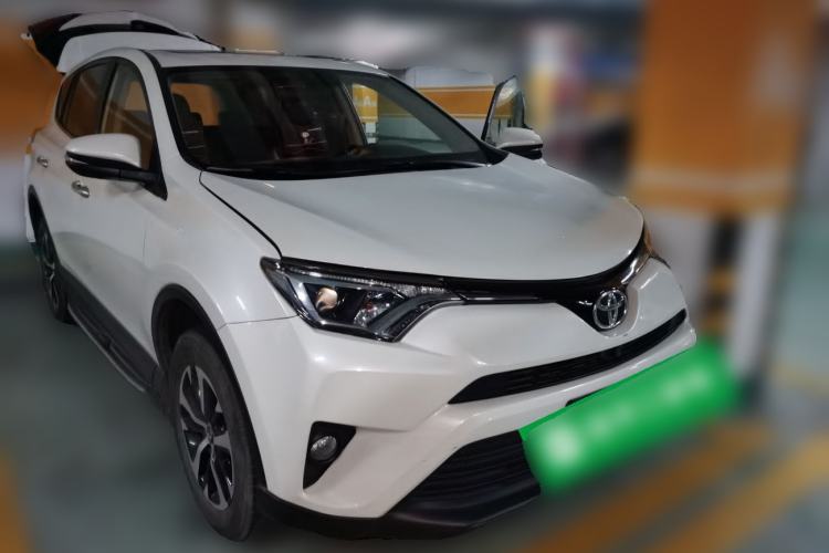 Used Toyota RAV4 2016 2.0L CVT Two-Wheel Drive Fashion Edition China V Standard Front Right 45 Deg