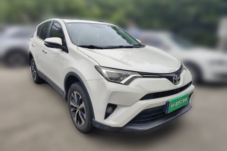Used Toyota RAV4 2016 2.0L CVT Two-Wheel Drive Fashion Edition China V Standard Front Right 45 Deg