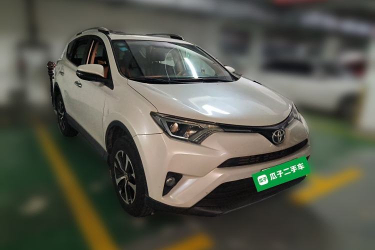 Used Toyota RAV4 2016 2.0L CVT Two-Wheel Drive Fashion Edition China V Standard Front Right 45 Deg