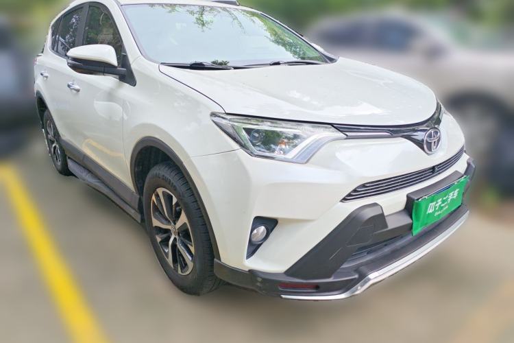 Used Toyota RAV4 2016 2.0L CVT Two-Wheel Drive Fashion Edition China V Standard Front Right 45 Deg