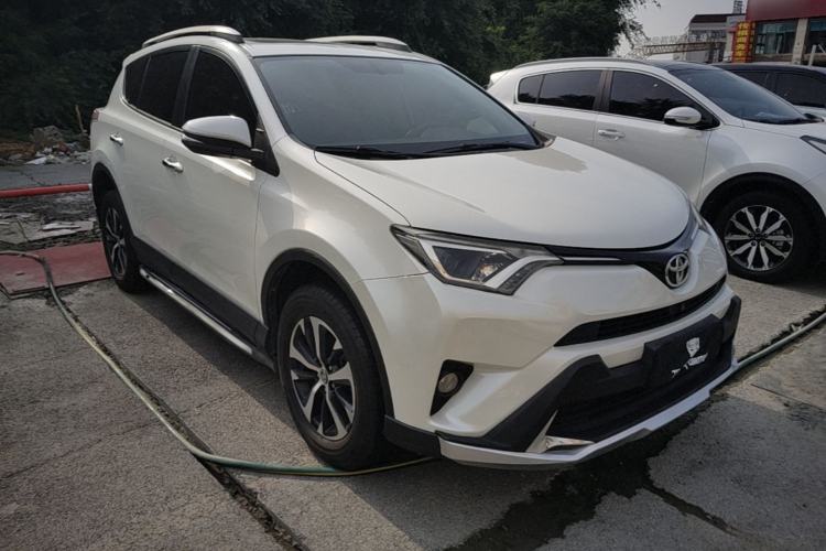 Used Toyota RAV4 2016 2.0L CVT Two-Wheel Drive Fashion Edition China V Standard Front Right 45 Deg