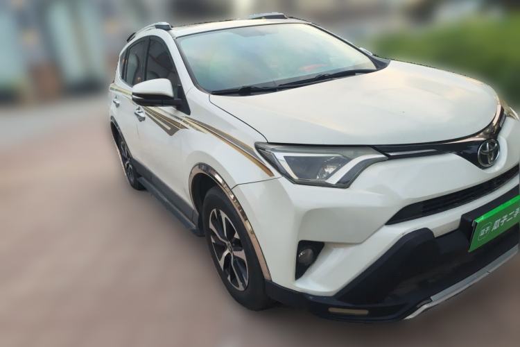 Used Toyota RAV4 2016 2.0L CVT Two-Wheel Drive Fashion Edition China V Standard Front Right 45 Deg