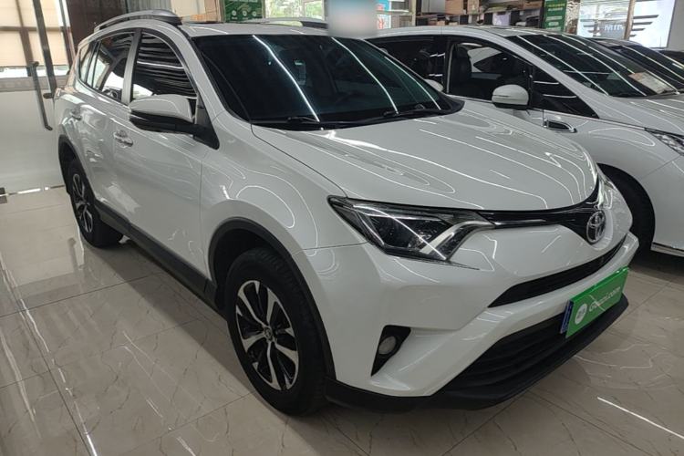 Used Toyota RAV4 2016 2.0L CVT Two-Wheel Drive Fashion Edition China V Standard Front Right 45 Deg