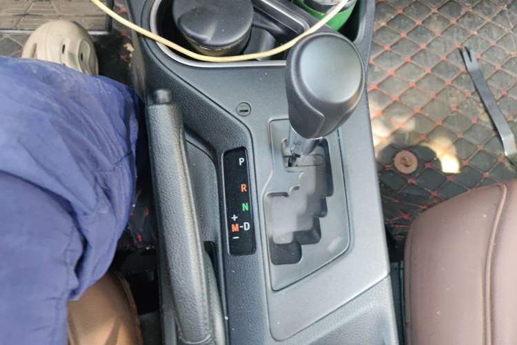 Used Toyota RAV4 2016 2.0L CVT Two-Wheel Drive Fashion Edition China V Standard Gear Lever