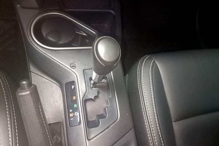 Used Toyota RAV4 2016 2.0L CVT Two-Wheel Drive Fashion Edition China V Standard Gear Lever