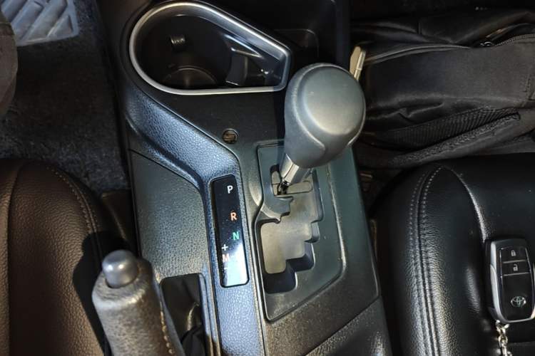 Used Toyota RAV4 2016 2.0L CVT Two-Wheel Drive Fashion Edition China V Standard Gear Lever