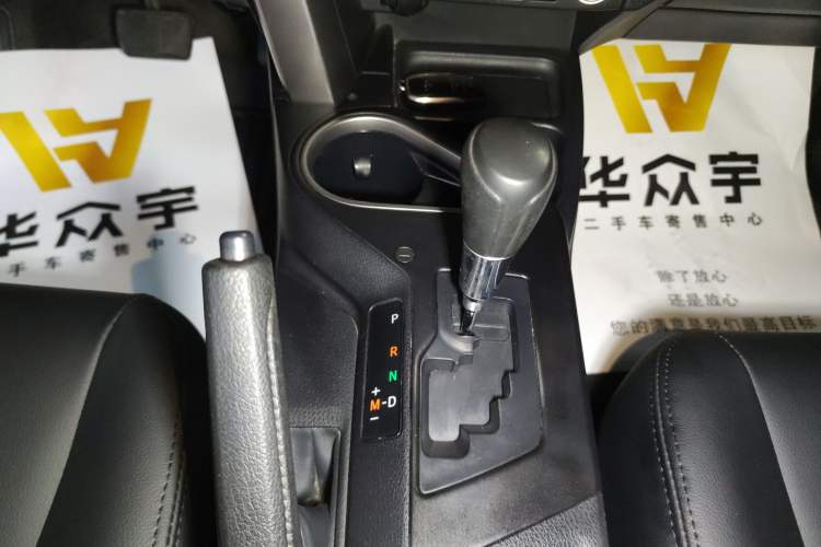 Used Toyota RAV4 2016 2.0L CVT Two-Wheel Drive Fashion Edition China V Standard Gear Lever