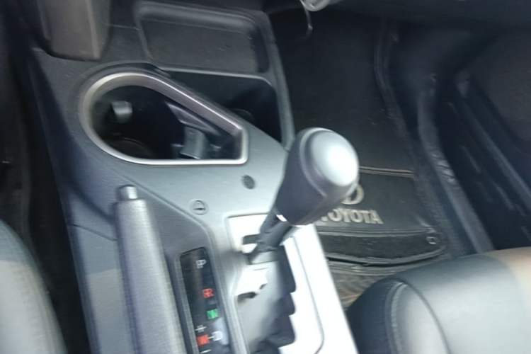 Used Toyota RAV4 2016 2.0L CVT Two-Wheel Drive Fashion Edition China V Standard Gear Lever
