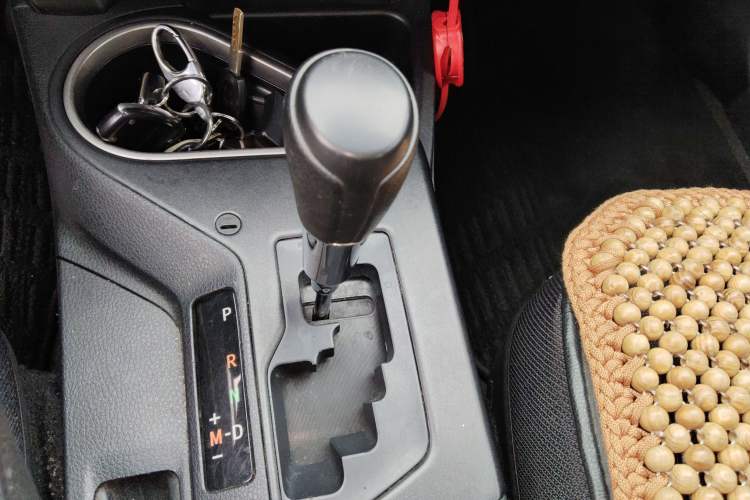Used Toyota RAV4 2016 2.0L CVT Two-Wheel Drive Fashion Edition China V Standard Gear Lever