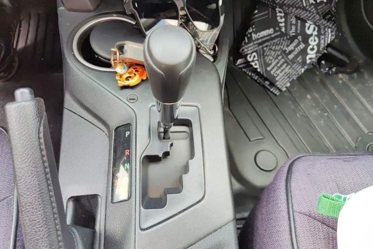 Used Toyota RAV4 2016 2.0L CVT Two-Wheel Drive Fashion Edition China V Standard Gear Lever
