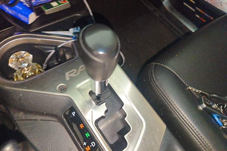 Used Toyota RAV4 2016 2.0L CVT Two-Wheel Drive Fashion Edition China V Standard Gear Lever