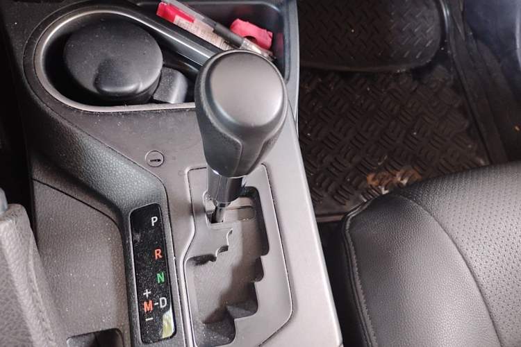 Used Toyota RAV4 2016 2.0L CVT Two-Wheel Drive Urban Edition China V Standard Gear Lever