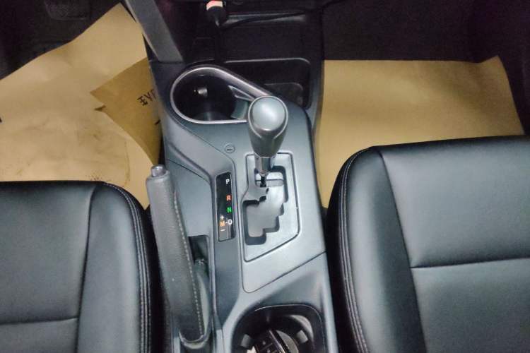 Used Toyota RAV4 2016 2.0L CVT Two-Wheel Drive Fashion Edition China V Standard Gear Lever