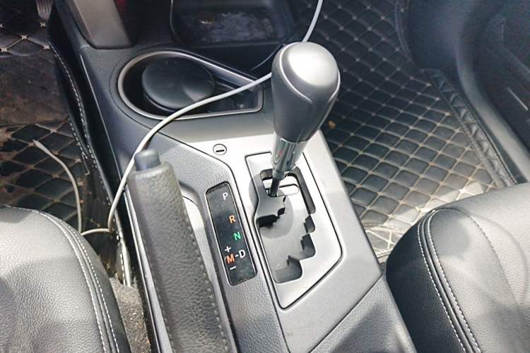 Used Toyota RAV4 2016 2.0L CVT Two-Wheel Drive Fashion Edition China V Standard Gear Lever