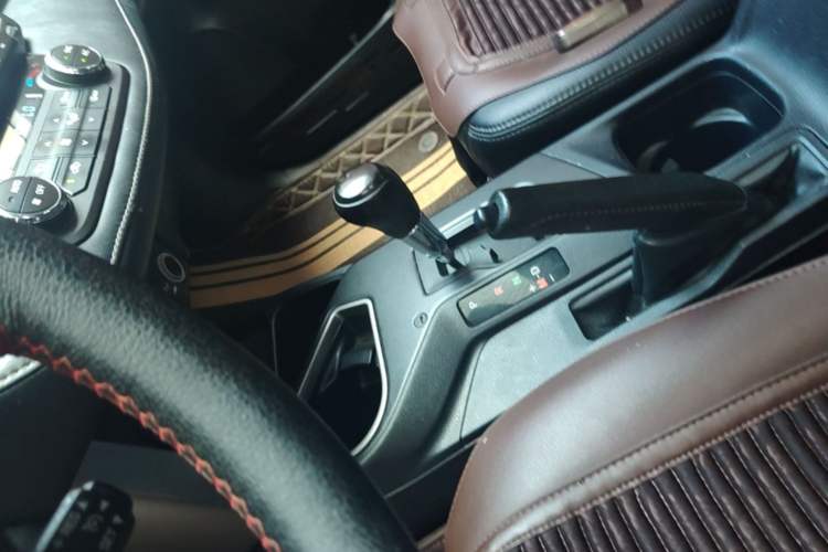 Used Toyota RAV4 2016 2.0L CVT Two-Wheel Drive Fashion Edition China V Standard Gear Lever