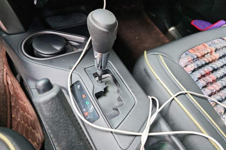 Used Toyota RAV4 2016 2.0L CVT Two-Wheel Drive Fashion Edition China V Standard Gear Lever
