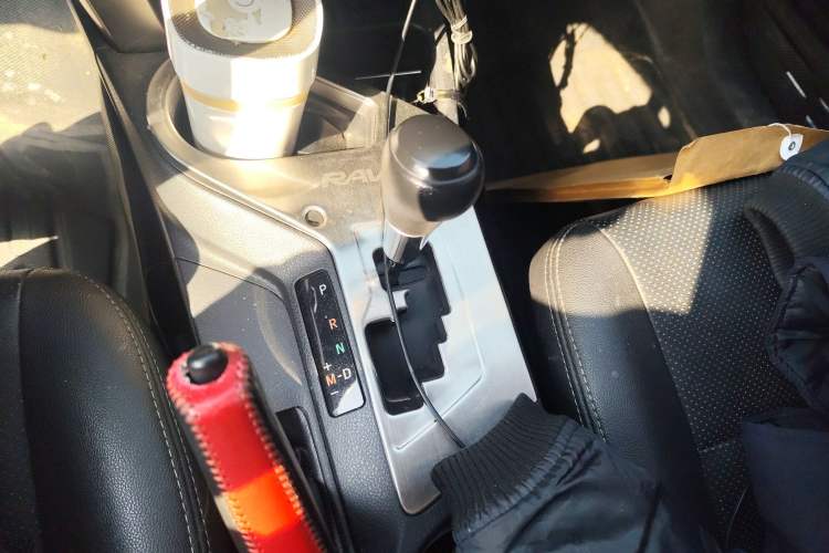 Used Toyota RAV4 2016 2.0L CVT Two-Wheel Drive Fashion Edition China V Standard Gear Lever